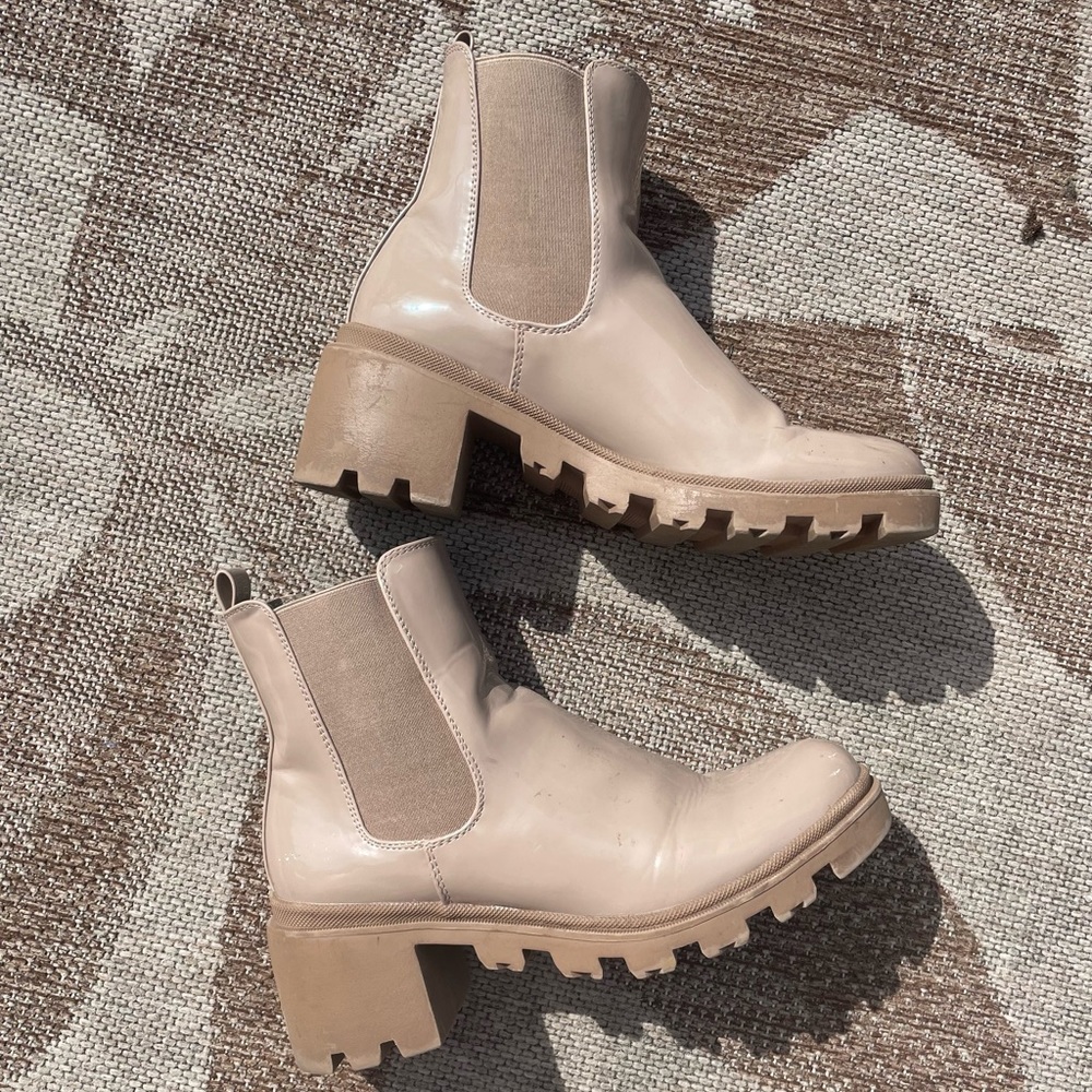 tan Chelsea heeled booties size 9